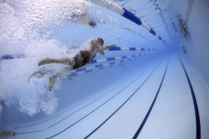 Kinder Ã¼ben Schwimmen mit der Wasserwacht im Freibad